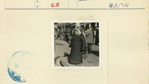 冬日街头的保暖孩童.jpg