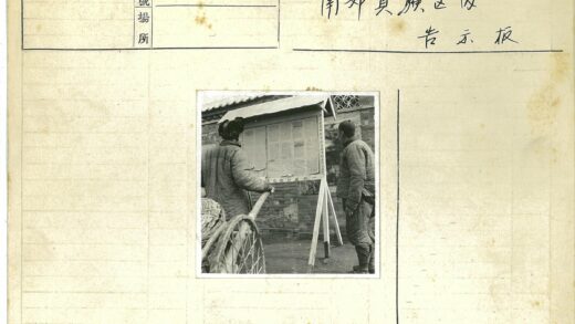 冬日街头的公告牌与路人.jpg