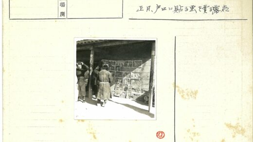 冬日街头艺术墙前的人群.jpg