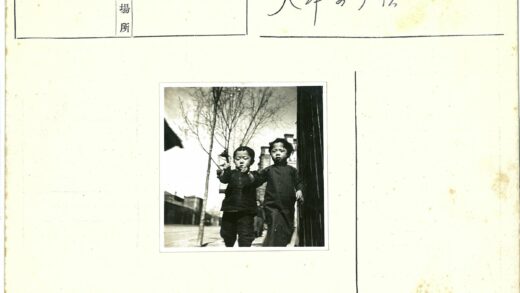冬日街景中的孩童漫步.jpg