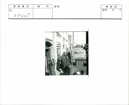 冬日街景人群与建筑.jpg