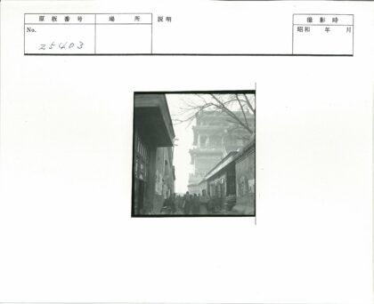 冬日街景人群与建筑.jpg