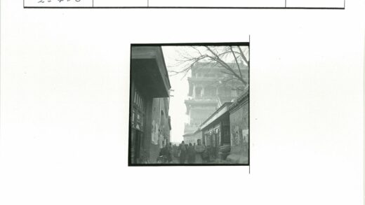 冬日街景人群与建筑.jpg