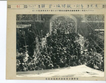 冬日街景人群穿行拱门.jpg