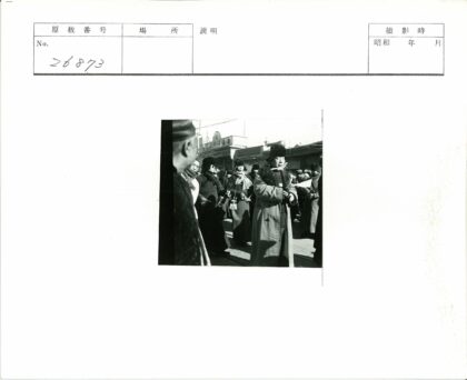 冬日街景传统建筑行人匆匆.jpg