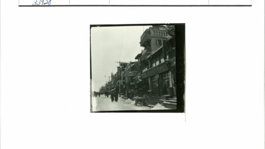 冬日街景店铺行人雪地.jpg
