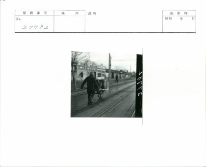 冬日街景手推车行人.jpg