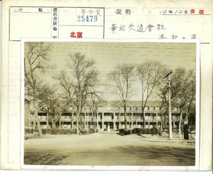 冬日钟楼前的骑行者.jpg