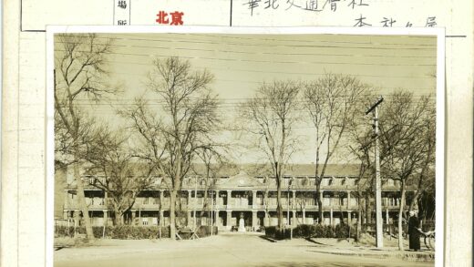 冬日钟楼前的骑行者.jpg