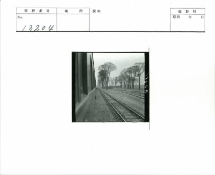 冬日铁轨与远方小建筑.jpg