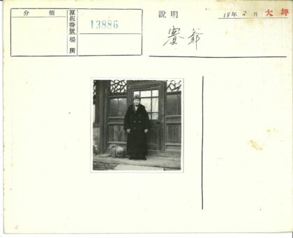 冬日门前人与狗.jpg