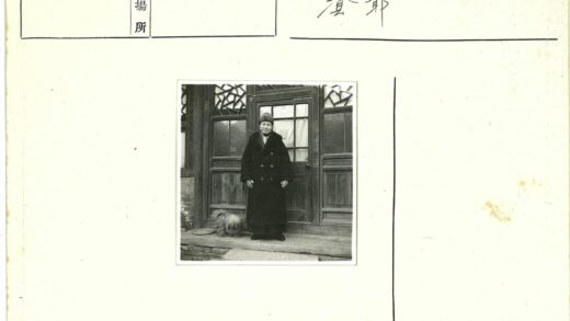 冬日门前人与狗.jpg