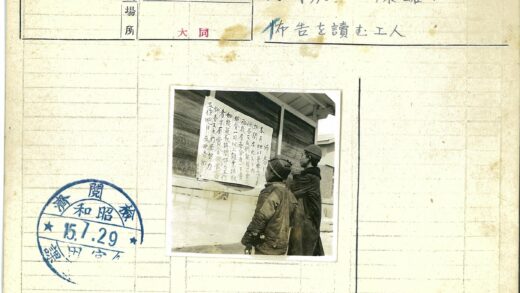 冬日阅读布告的人们.jpg