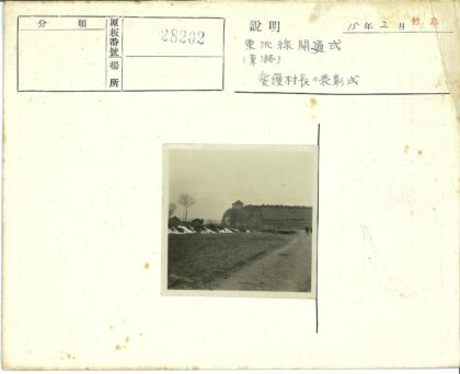 冬日雪中古堡与行人.jpg