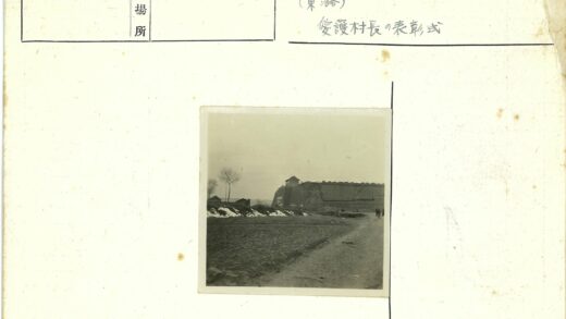 冬日雪中古堡与行人.jpg