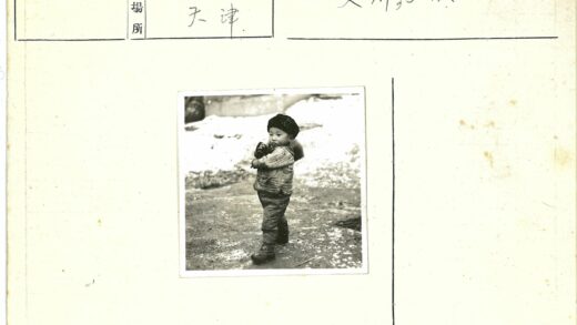 冬日雪地里的裹衣孩童.jpg