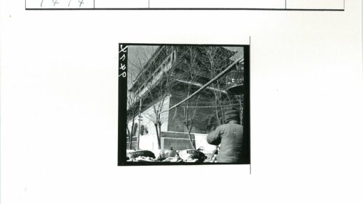 冬日雪景中的传统建筑与人物.jpg