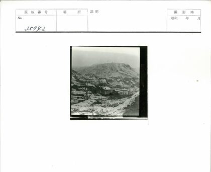 冬日雪景小屋与山丘.jpg