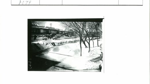 冬日雪景街巷马车行人.jpg