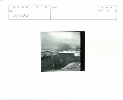 冬日雪街行人与砖楼雪景.jpg