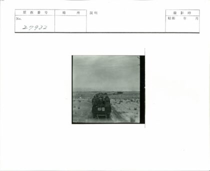 冬日雪路卡车运输.jpg