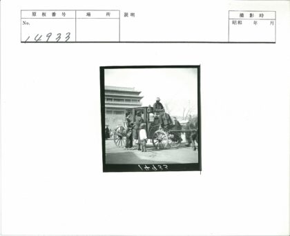 冬日马车聚会传统建筑前.jpg