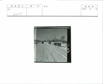 冬日驼队与行人雪径.jpg