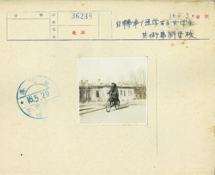 冬日骑自行车与建筑背景.jpg