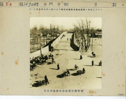 冬日鹅卵石小径行人剪影.jpg