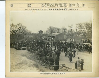 冬日黄包车与人群聚集.jpg