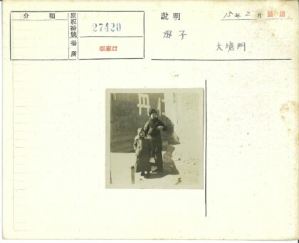 冬衣母子沙地墙影.jpg