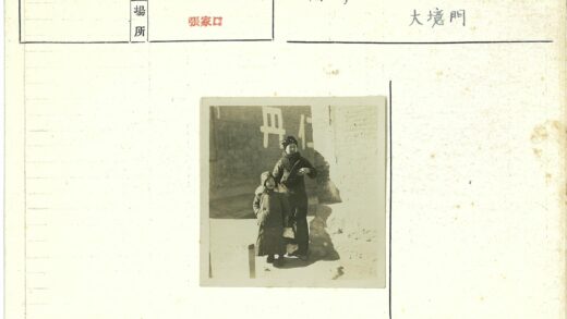 冬衣母子沙地墙影.jpg