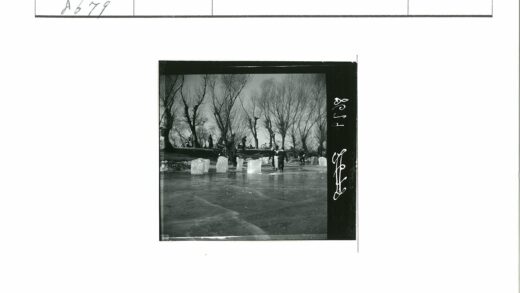 冰上人群与冬日荒景.jpg