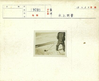 冰上凿洞的雪景人.jpg