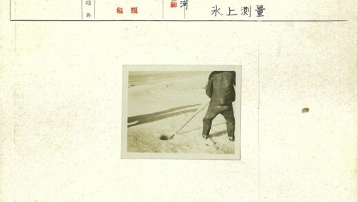 冰上凿洞的雪景人.jpg