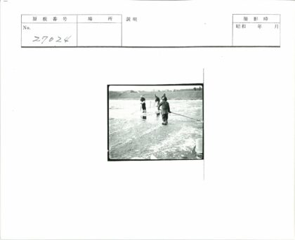 冰上四人持杆远眺.jpg