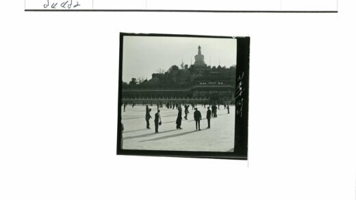 冰上嬉戏与宝塔风光.jpg
