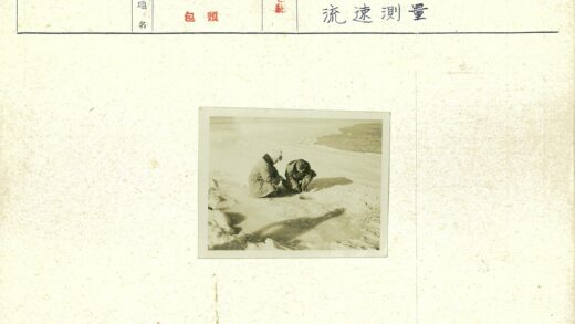 冰上工作者凿冰作业.jpg