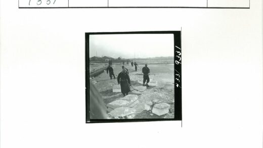 冰上拉冰块的人群与建筑.jpg