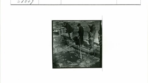 冰上捕鱼的三人.jpg