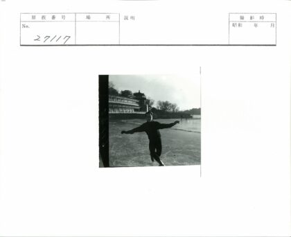 冰上滑冰与古建筑.jpg