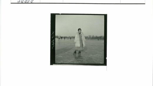 冰上滑冰女孩冬日池塘景.jpg