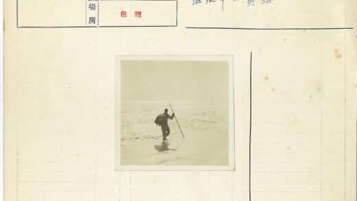 冰上独行者持长棍.jpg