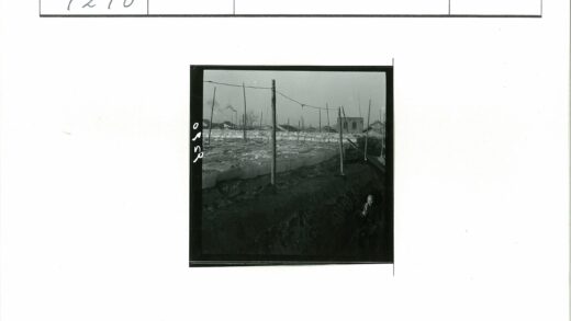 冰下壕沟与工厂烟囱.jpg