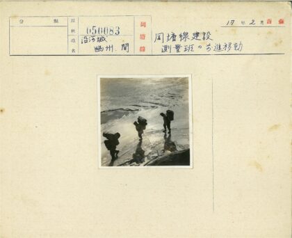 冰原徒步探险者背包穿越.jpg