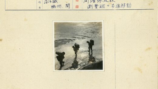 冰原徒步探险者背包穿越.jpg