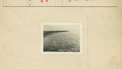 冰封湖面远眺海岸线.jpg