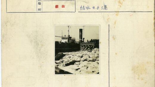 冰封码头停船人群围观.jpg