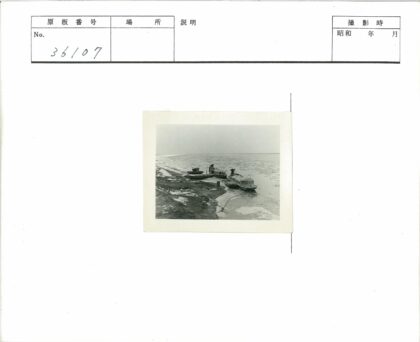 冰岸停船与散落物品.jpg