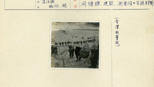 冰河斜坡负重前行.jpg